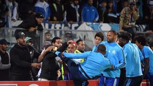 Patrice Evra a fost suspendat 7 luni de UEFA după ce a lovit cu piciorul în cap un suporter! UPDATE | Marseille i-a reziliat contractul
