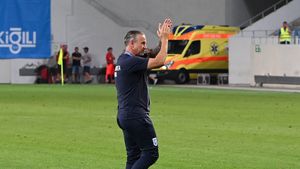 Laurențiu Reghecampf a cerut, Mihai Rotaru s-a conformat! Achiziție de top făcută de olteni, în încercarea de a-i „fura” titlul lui Gigi Becali! Noul jucător a fost prezent în tribune la meciul Farul Constanța - Universitatea Craiova | FOTO