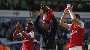 FOTO** În vară i-au ARS tricoul, acum s-au RĂ‚ZBUNAT cu stil! Cum a apărut în presă jucătorul care i-a cerut tricoul lui Van Persie în United - Arsenal! "Ne-au păcălit pe toți!"