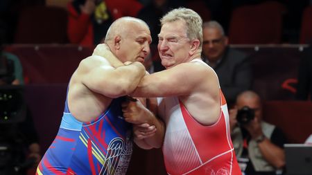 Moment memorabil la Europenele de lupte de la București. Doi "titani" s-au întâlnit pe saltea după 40 de ani