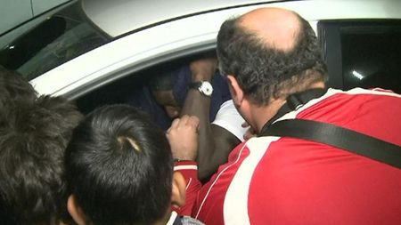 Gnohere a urmărit meciul cu Iași din tribune, iar la final a fost luat în primire de fanii lui Dinamo: "Frate, ești câine până la moarte! Aici e casa ta, ce știe Becali?"