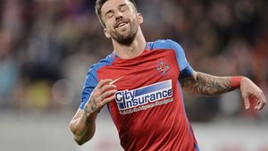 Fanii l-au huiduit, Enache a răspuns. Reacția fundașului, după încă un meci ratat: "Sunt persoane care nu au ce face acasă și vin la stadion să-l înjure pe Enache"