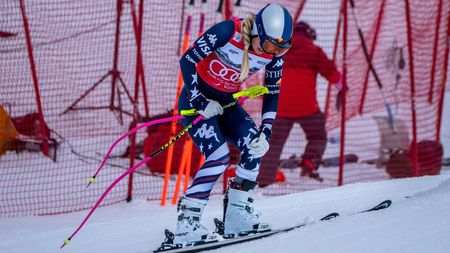 Lindsey Vonn, transportată de urgență cu elicopterul la spital după ce a căzut în ultima cursă înainte de Jocurile Olimpice