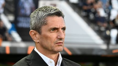 Răzvan Lucescu, discurs devastator pe aeroport şi mesaj pentru români: "Stați de vorbă cu părinții voştri!"