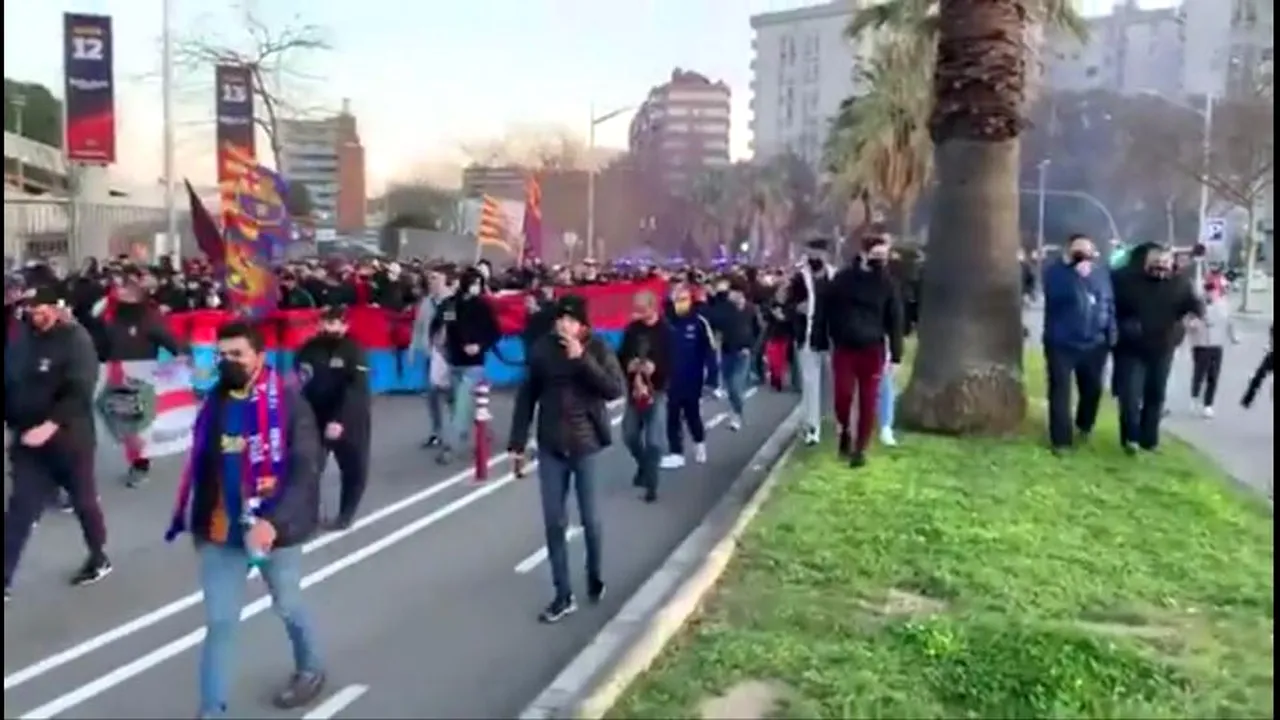 „Revolta” de la Barcelona! Ce au făcut fanii catalani înainte de meciul cu PSG, din optimile Ligii Campionilor! Imagini incredibile | VIDEO