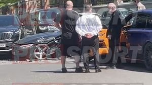 Cum arată maşina tamponată de Rolls-Royce-ul lui Gigi Becali. Parcă a lovit-o un tanc. EXCLUSIV