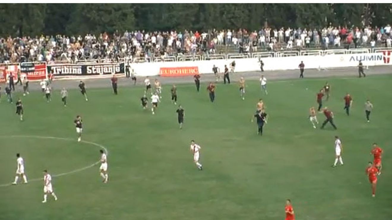 Scene INCREDIBILE! VIDEO Au vrut să le rupă picioarele!** O echipă întreagă a FUGIT în afara stadonului ca să scape de o bătaie ca-n filme