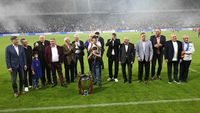 De nicăieri! Cine a apărut pe gazon lângă câștigătorii Cupei Campionilor Europeni și s-a pozat cu ei: Balint părea stânjenit!
