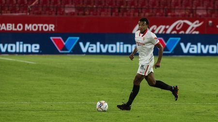 FC Barcelona și Chelsea Londra, război total pentru Jules Kounde: fundașul vrea să plece cu orice preț de la Sevilla în această vară!