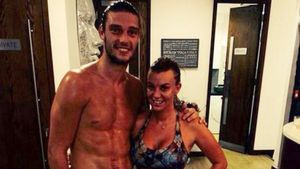 Încă un fotbalist se însoară cu o vedetă TV: Andy Caroll, de la West Ham, a dus-o la Roma pe Billi Mucklow pentru a o cere în căsătorie