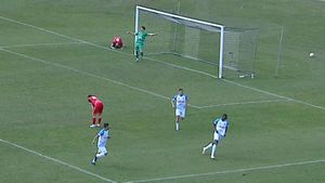 Gafă incredibilă a unui fost jucător al FCSB și Dinamo. S-a ”transformat” în atacant la propria poartă și a pasat decisiv pentru adversar