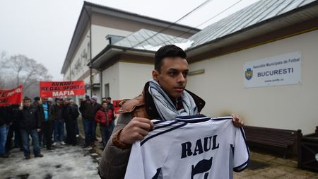 Cazul lui "Thierry Henry" de România a scos lumea în stradă. A ieșit chiar și Miron Cozma. Proteste în fața sediului AMFB