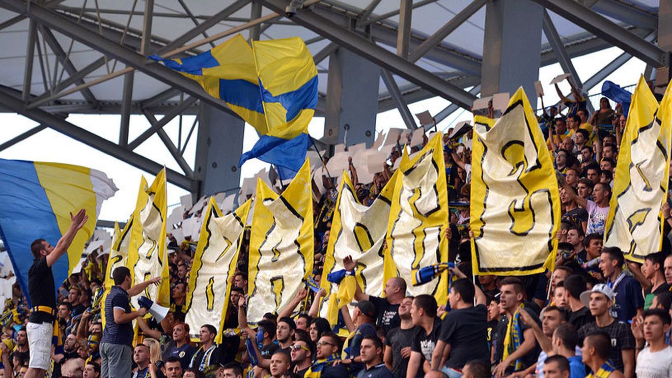 Galeria Petrolului a protestat împotriva Jandarmeriei la meciul cu FC Vaslui! Ce banner sugestiv au afișat ultrașii în peluză