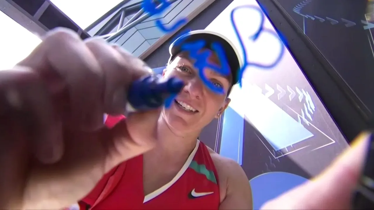 Simona Halep, savuroasă după debutul victorios de la Australian Open! Ce a scris pe camera de filmat: „Zâmbiți, vă rog!