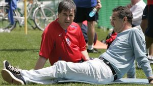 Turcu: "Argăseală e sluga lui Gigi!** Îi aprinde țigara și îi toarnă apă în pahar!"