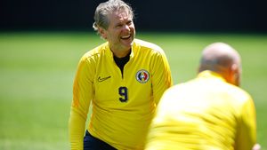 Loredana Groza a făcut senzație la antrenamentul Generației de Aur. L-a luat în brațe pe Gică Popescu și a făcut o declarație la „două capete” despre Florin Răducioiu: „Stătea deasupra mea. La cameră mă refer”