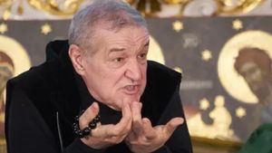 Gigi Becali a răbufnit după ce Vasile Dîncu l-a acuzat că a blocat Steaua în Liga 2: „Sunt de 1.000 de ori cât el. Nu e de București, el e de provincie”