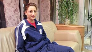 Fata care "face freza" portarilor