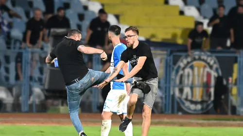 Moment încins în meciul Universitatea Craiova – Farul! Un suporter și un reprezentant al stewarzilor au intrat pe teren, iar ceea ce a urmat este incredibil | VIDEO
