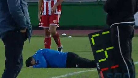 Marius Croitoru, criză de nervi după ce Botoșani a ratat dramatic victoria cu Sepsi! Antrenorul s-a tăvălit pe teren, a trântit haina și a luat în colimator un jucător | FOTO&VDIEO