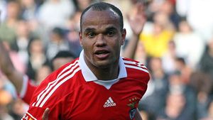 Benfica trage cu dinții să ia bani de la CFR pentru Weldon!** Paszkany: "Îl așteptăm pe 1 iulie"