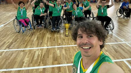„Îmi place sportul în echipă”! Povestea sportivului paralimpic din Cluj, care dimineața muncește și seara se dedică baschetului