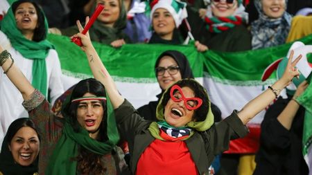 FOTO | Femeile din Iran, pentru prima oară pe stadion după o interdicție de 40 de ani