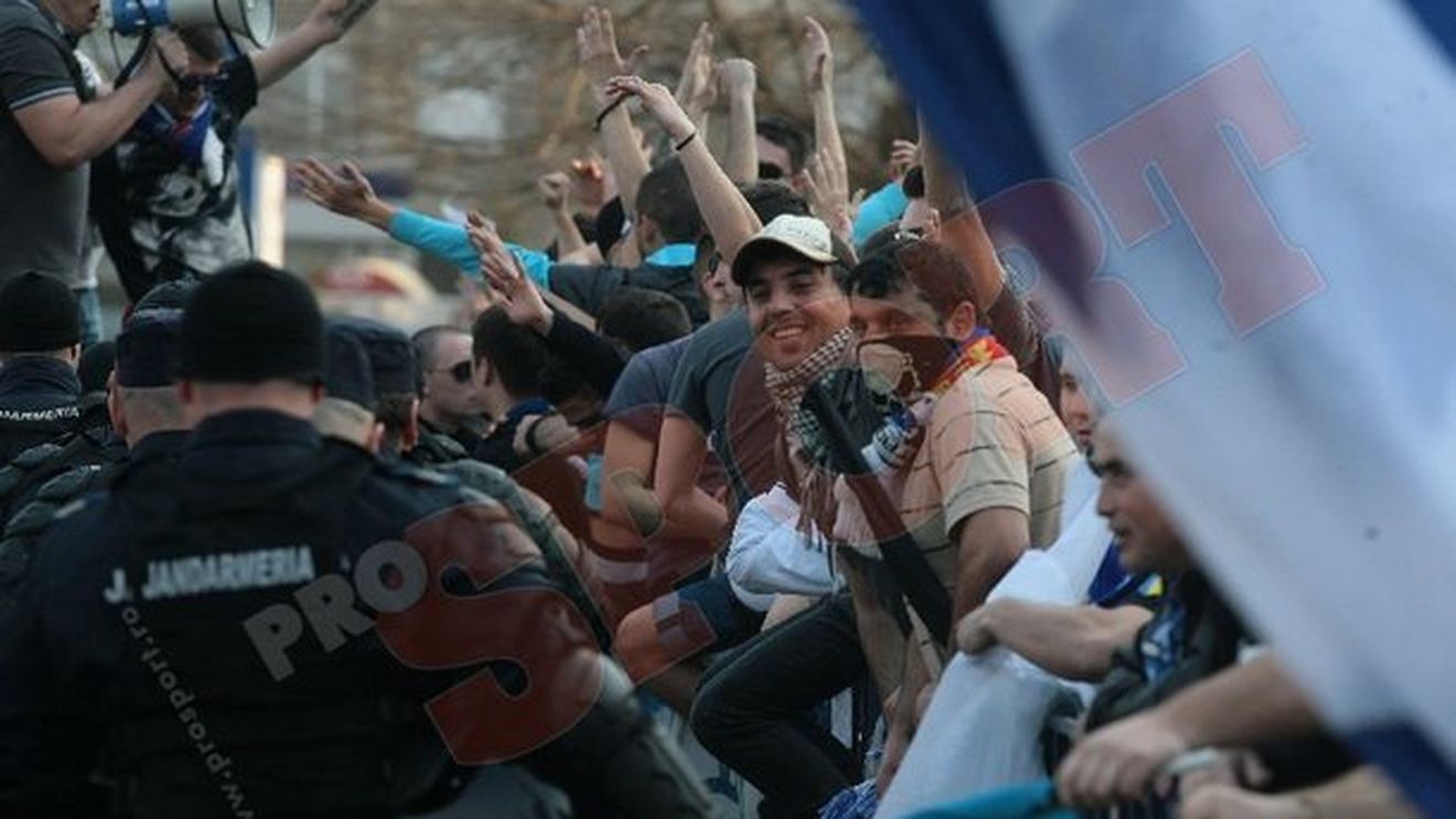 Asociația Suporterilor Români:** "Intervenția jandarmilor la mitingul din Piața Victoriei a fost nejustificată! Suporterii au fost jigniți, provocați și intimidați"