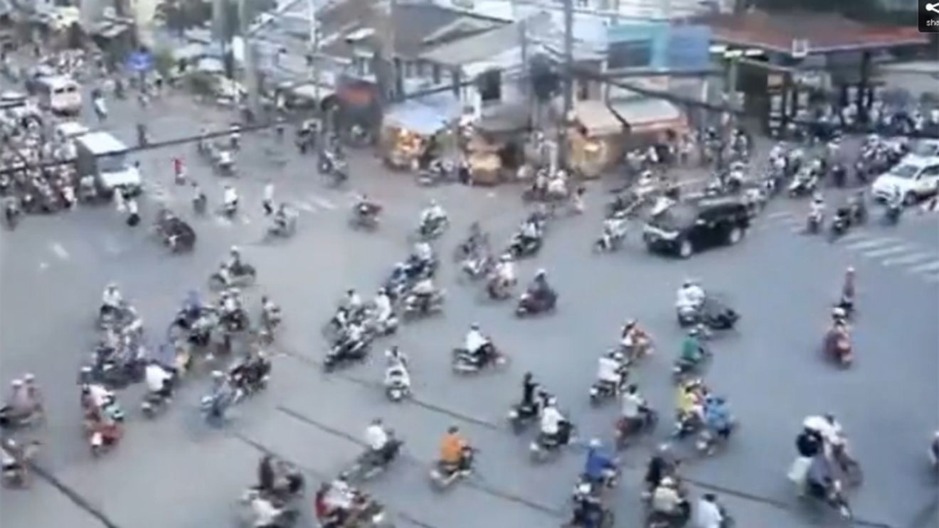 Când confuzia devine ordine. VIDEO Cum se circulă la o oră de vârf în Asia