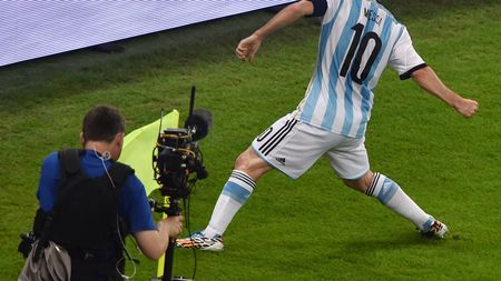 Poate fi imaginea anului. Ce nu s-a văzut la TV: cum au fost surprinși fundașii Bosniei după ce Messi a reușit faza Mondialului