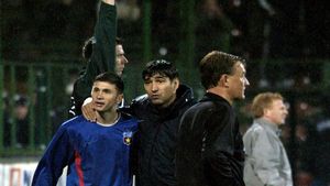 Claudiu Răducanu a ajuns la 47 de ani să care moloz cu roaba! După ce a pierdut averea la partajul de la divorț, fostul golgheter al lui Gigi Becali răbufnește: „Nu îmi e rușine! Muncesc la afacerea familiei” | FOTO