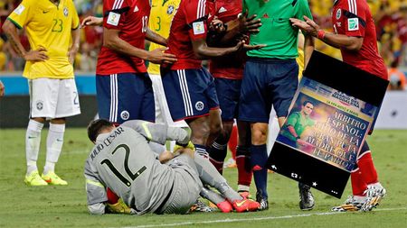 FOTO | Un cotidian a publicat pe prima pagină insulte grave la adresa arbitrului spaniol Velasco, după eliminarea suferită de Columbia în sferturile Mondialului 