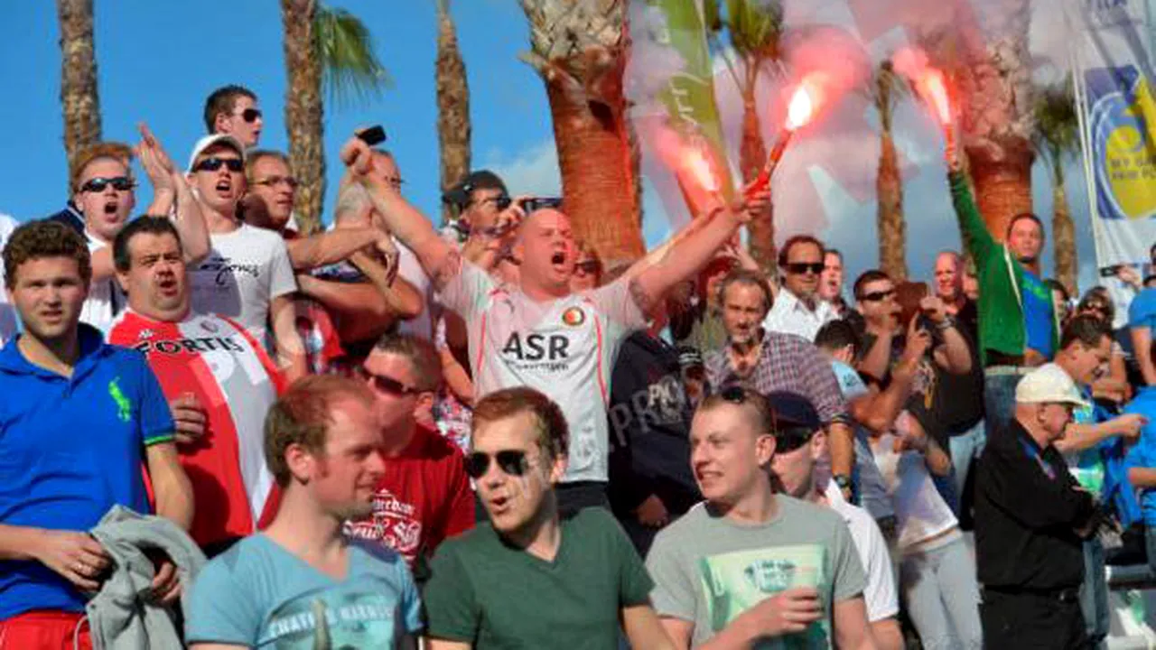 Poveste de iubire în fotbal! FOTO:** Steliștilor nu le-a venit să creadă ce au văzut la amicalul Feyenoord - FC Brugges! Fanii olandezi, mesaj și pentru români
