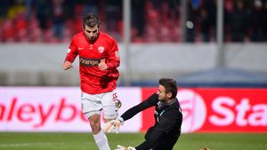 A venit, s-a antrenat cu Rapid și a plecat. Constantin Grecu a semnat cu echipa la care a debutat în fotbalul mare: "Am venit cu gânduri mari"