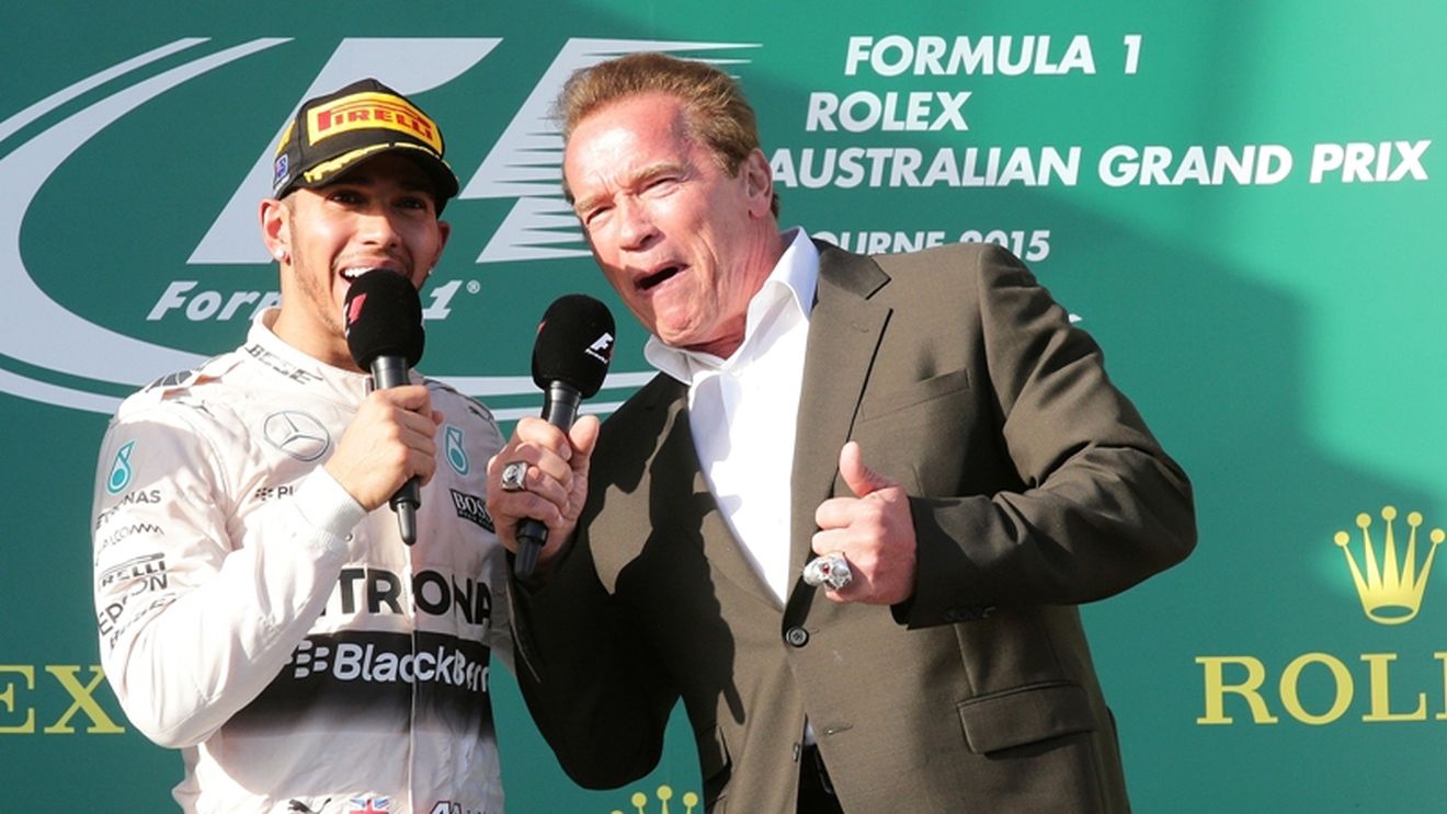 Terminator Hamilton. Câștigător al primei curse a sezonului, britanicul i-a dat replica pe podium lui Schwarzenegger: "Credeam că ești mai înalt, omule!". Cine a intrat în puncte în etapa inaugurală