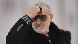 Gigi Becali a anunțat că va aduce el Lumina Sfântă de la Ierusalim dacă Patriarhia nu o face: „Trec prin sabie şi foc!”