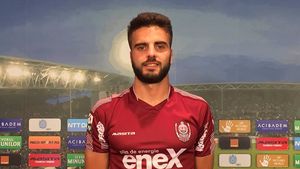 Situația dramatică în care a ajuns fostul fotbalist al CFR-ului! La doar 28 de ani nu-și mai simte picioarele, se deplasează în cârje și s-a lăsat de fotbal: accidentul care i-a marcat cariera