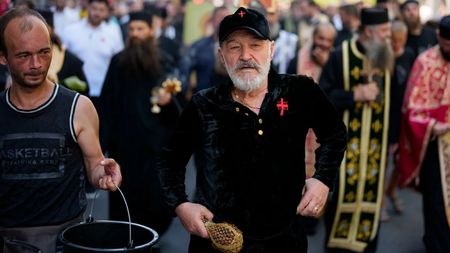 Gigi Becali a salvat sute de români cu hepatita C de la moarte. A plătit pe loc 800.000 de euro și a făcut minunea: „Coada pentru tratament se întindea pe 5 ani!”