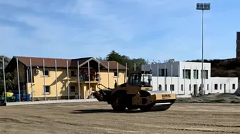 Câțiva ani mai târziu… Baza sportivă din Șelimbăr e aproape de finalizare! Primarul, live de pe șantier, anunță revenirea acasă a… copiilor clubului, nu a echipei din Liga 2!