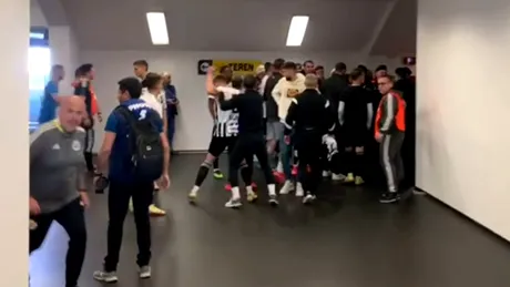 VIDEO | Imagini din zona vestiarelor, unde a avut loc altercația dintre jucătorii și oficialii Universității Cluj și cei ai Unirii Slobozia. Jurnaliștii, agresați și ei de oficiali ai clubului ardelean