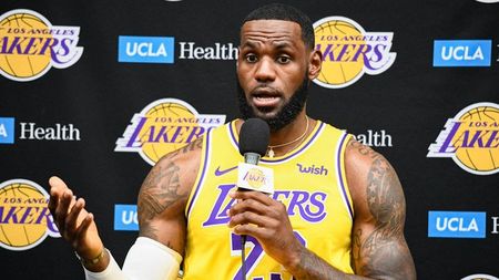 Maioul purtat de LeBron James în liceu s-a vândut pentru un preț record