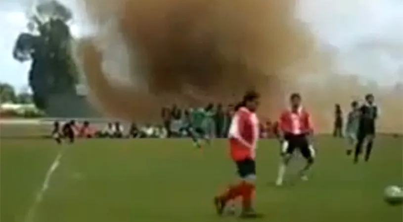 VIDEO** Clipe de groază pe stadion! Un meci de amatori a fost întrerupt de o... TORNADĂ‚