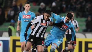 Momente de groază la derby-ul Napoli - Juve!** VIDEO Un jucător a căzut inconștient pe teren după un duel aerian cu un coechipier