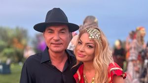 Imagini fabuloase cu Cristi Borcea și Valentina Pelinel, așa cum nu au mai fost niciodată văzuți! Milionarul, îmbrăcat ca un rom autentic, și fostul manechin internațional, cu salbă de bănuți: „Va lăsa femeile până își pierde virilitatea”