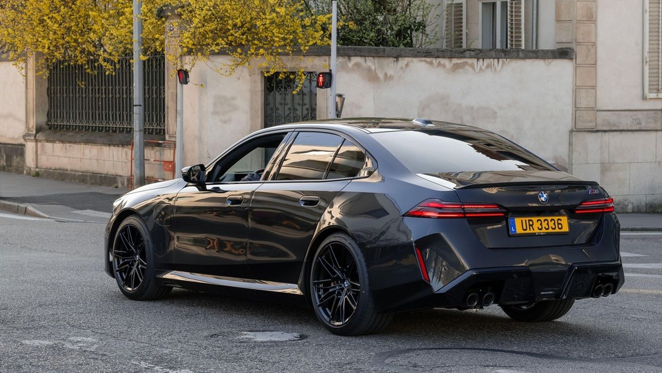 Asta înseamnă să faci bani la arabi. A plătit 164.000 de euro pe un BMW nou și tot i-au rămas 110.000 de euro din salariul pe o zi