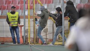 Ultrașii din PCH nu au mai suportat umilința! GALERIE FOTO | Gestul extrem al fanilor, în timpul meciului cu Viitorul. Ce au făcut înainte ca jandarmii să intervină