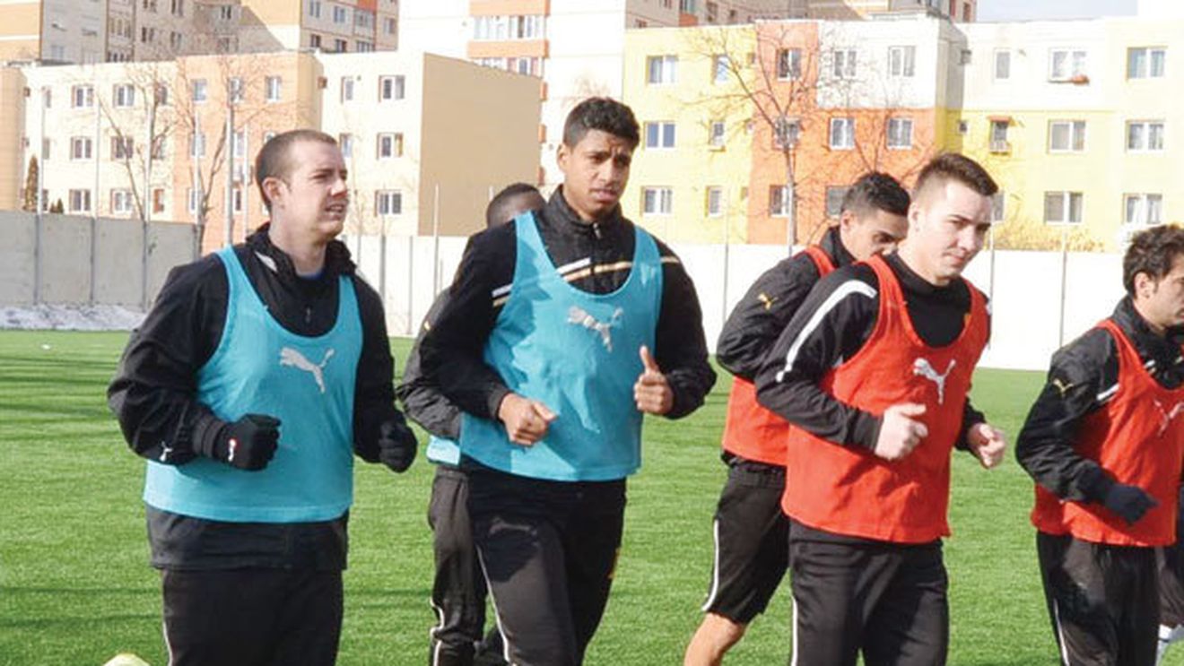 Doar în Liga 1!** Jucătorii au crezut că e o glumă când au văzut cine se antrenează lângă ei! "Era cam... masiv!" Echipa care a adus în probe un fotbalist de 100 de kg: