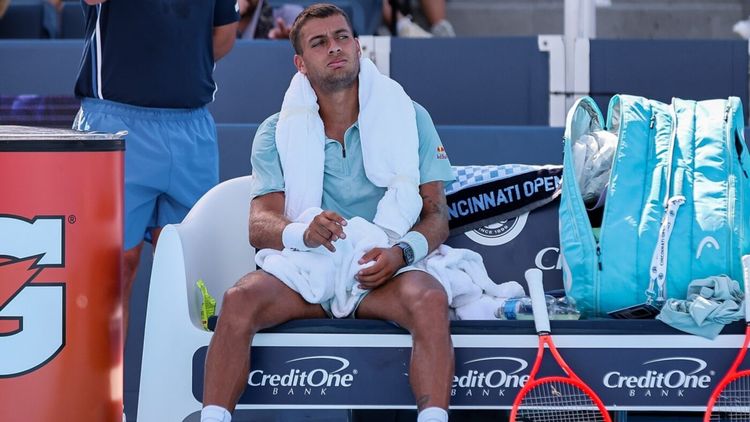 „N-am mai văzut așa ceva!”. Comentatorii TV au rămas uluiți când au văzut ce a cerut jucătorul de tenis să i se aducă pe teren