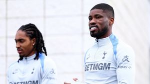 Încă un caz Radu Drăguşin la Tottenham? Ce se întâmplă cu fundaşul transferat pentru 25.000.000 de euro, după revenirea "monştrilor" Micky van de Ven şi Cristian Romero