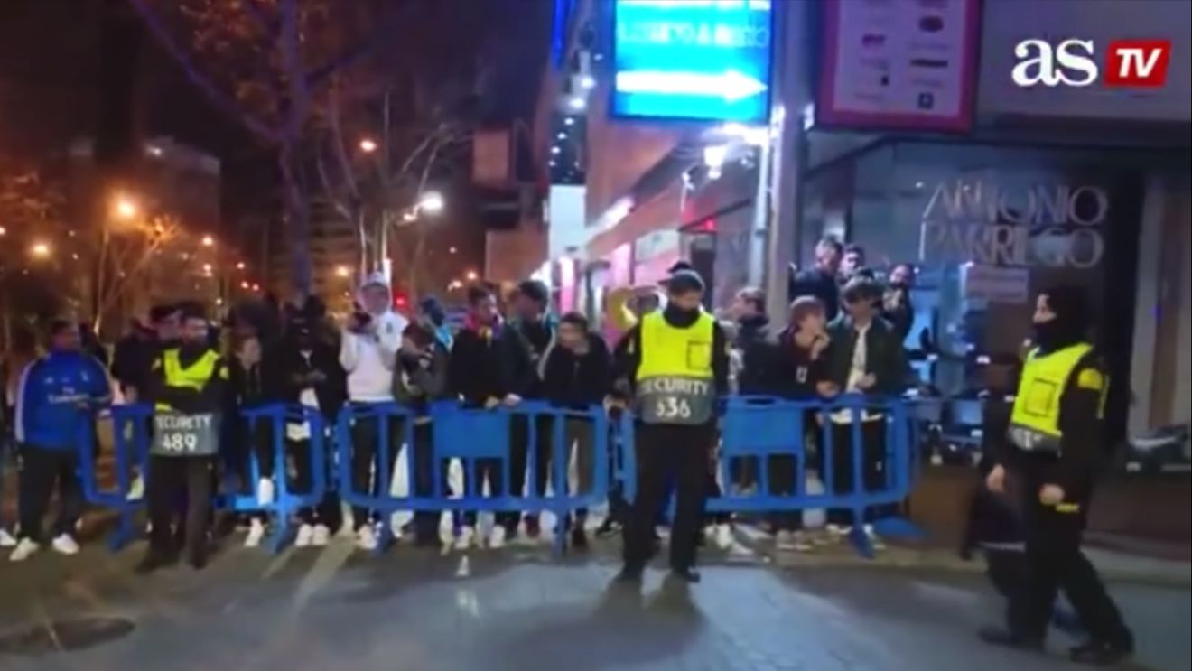 VIDEO | Fanii nu mai au răbdare! Ce i s-a întâmplat lui Santiago Solari la plecarea de la stadion, după ce a adus echipa într-un punct critic